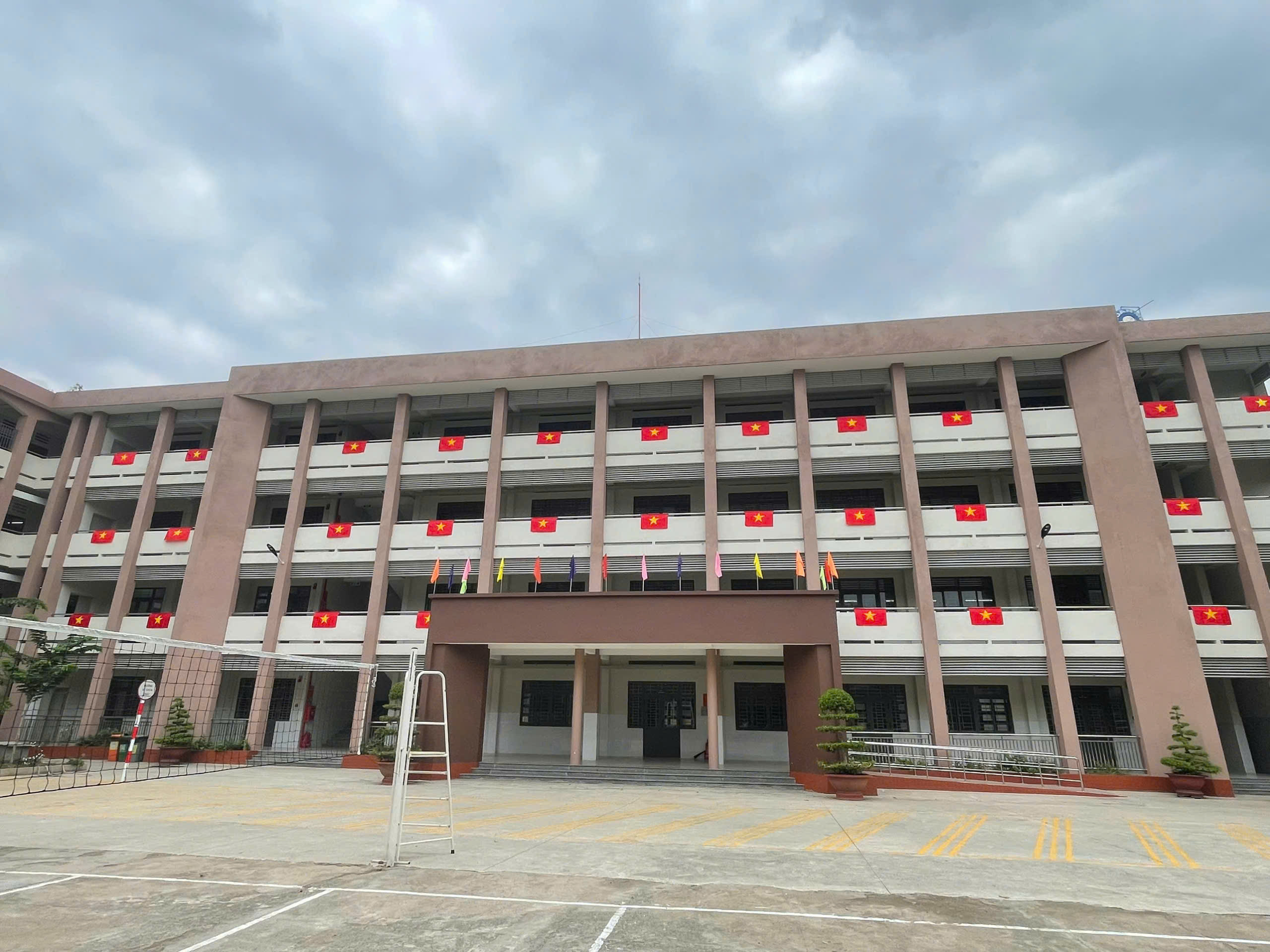  Ngôi trường thân yêu – THCS Long Bình